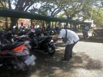 Samsat Parimo Tempelkan Stiker di Kendaraan Penunggak Pajak