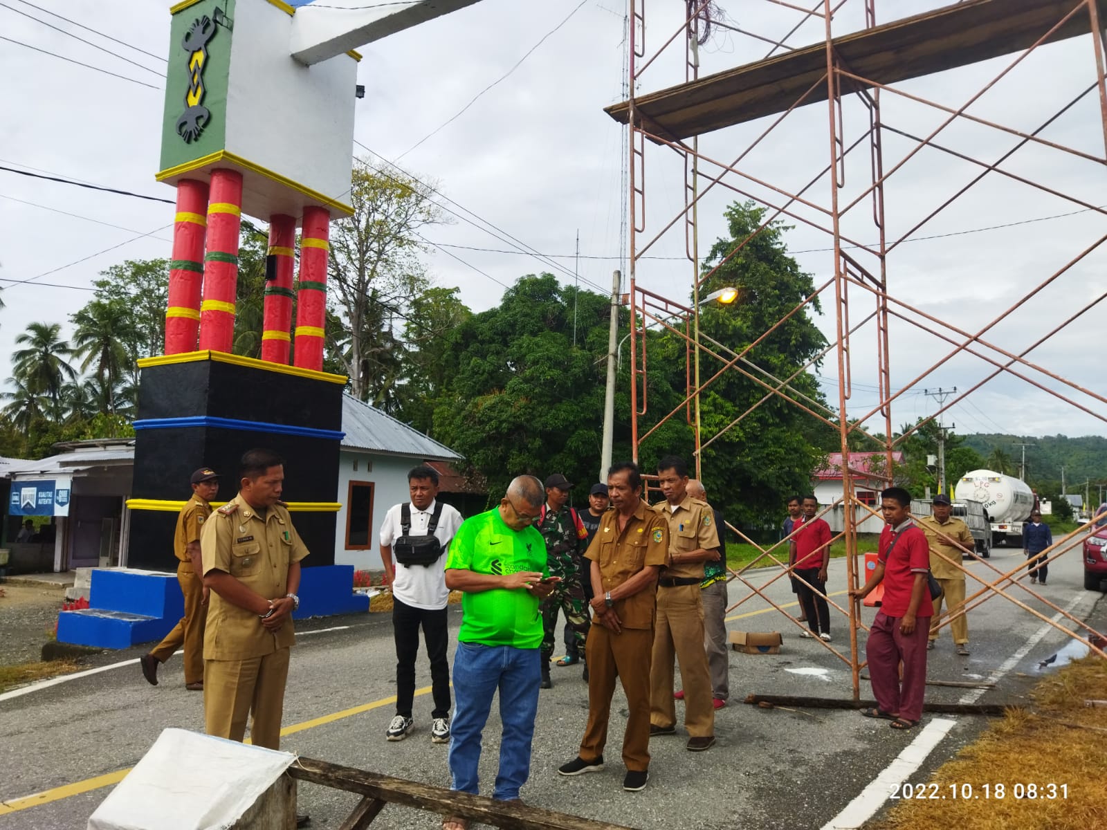 Bupati Meminta Dengan Tegas Gapura Milik Pemda Parimo Dibangun Secepatnya