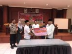 Pemda Parimo Serahkan Dana Hibah kepada 13 Parpol