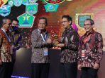 Pemkab Parimo Terima Penghargaan UHC Award Dari BPJS Kesehatan