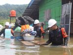 Brimob Sulteng Bantu Warga Terdampak Banjir