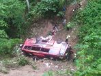 Bus Berisi Puluhan penumpang Masuk Jurang