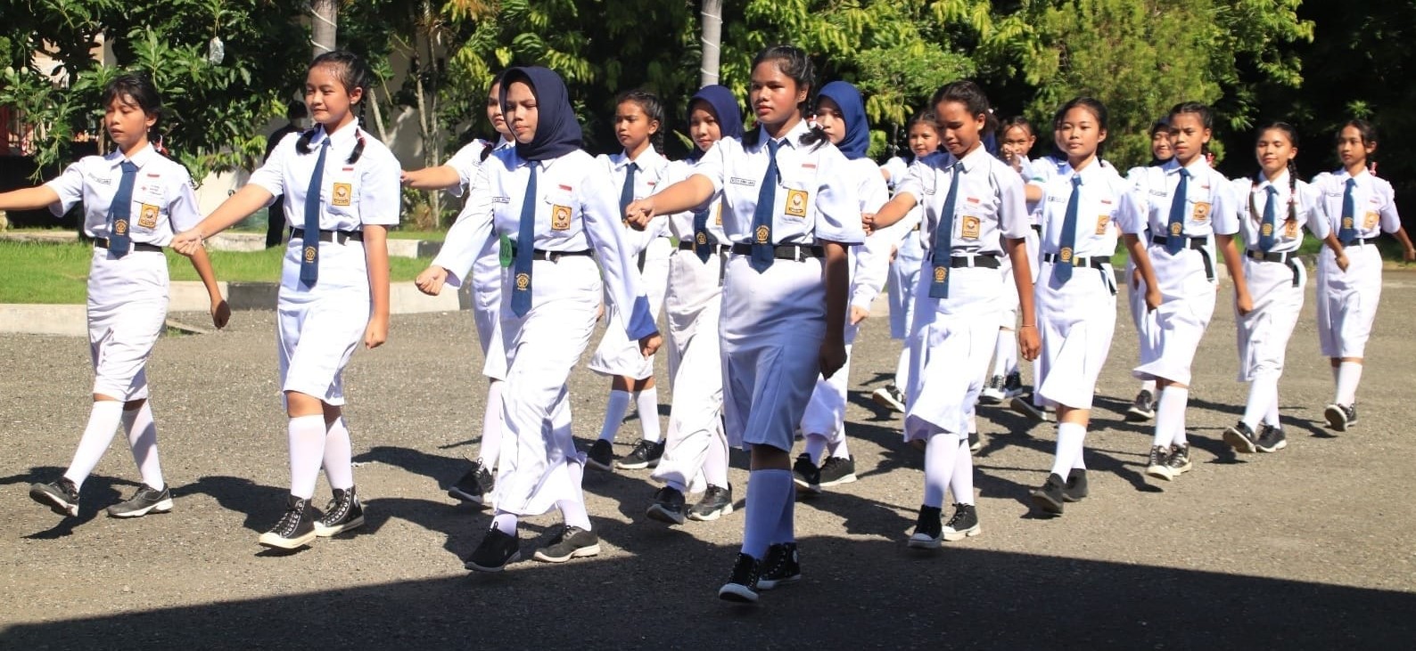 Peringati Hardiknas, Disdikbud Parimo Gelar Lomba Gerak Jalan