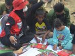 Relawan PMI Parimo Menghibur Anak Korban Banjir untuk Hilangkan Trauma