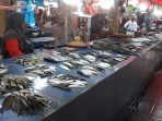 Pendapatan Pedagang Ikan di Parimo Anjlok Akibat Bangkai Babi