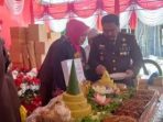 Puncak Peringatan HBA ke – 63, Kajari Parimo Beri Potongan Tumpeng ke Pegawai