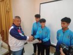 Bupati Samsurizal Serahkan Bonus Atlet Peraih Medali Popda