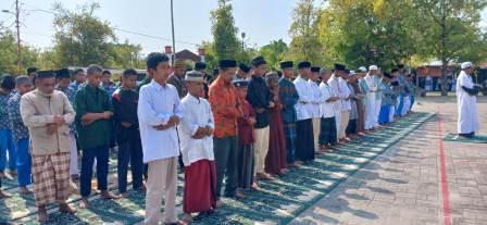 Ratusan Pelajar dan Guru Madrasah Alkhairaat Parigi Gelar Shalat Istisqa Minta Hujan