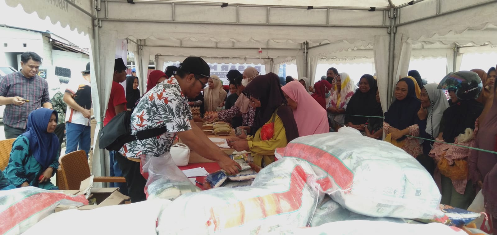 Antisipasi Deflasi, Pemda Parimo Gelar Pasar Murah