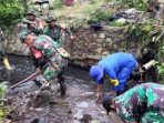 TNI Bersama Warga Gotong royong Bersihkan Saluran Air di Kelurahan Maesa Parimo