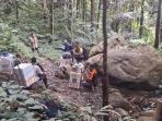 Tiga Hari Lalui Medan Extrim dan Berbekal Seadanya, Empat Anggota Polri Jalan Kaki Kawal Logistik Pemilu