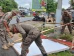Satpol PP dan Bawaslu Parimo Bersihkan APK Pemilu
