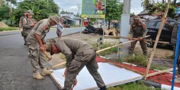 Satpol PP dan Bawaslu Parimo Bersihkan APK Pemilu