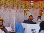 Gunakan Pakaian Adat, KPPS di Bantaya Tampil Beda