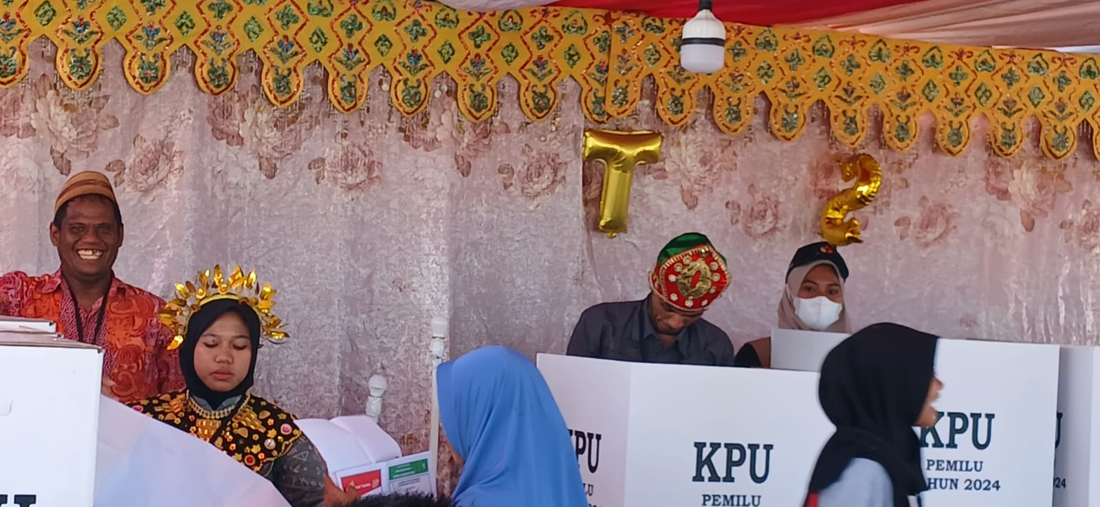 Gunakan Pakaian Adat, KPPS di Bantaya Tampil Beda