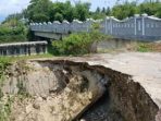 Jembatan Putus Jalur Dua Desa Bambalemo Tak Kunjung di Perbaiki