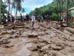 Diterjang Banjir, Akses Jalan Trans Sulawesi Desa Uwevolo Parimo Tertutup Lumpur dan Kayu