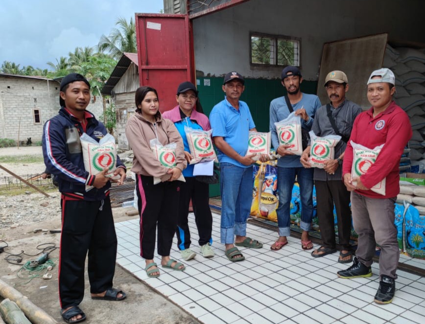 Pemdes Agodopi Salurkan Bantuan Banjir Bandang di Desa Sibalago