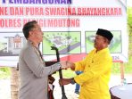 Kapolres Parimo Diberi Penghargaan Benda Pusaka Oleh Dewan Hadat Patanggota Parigi