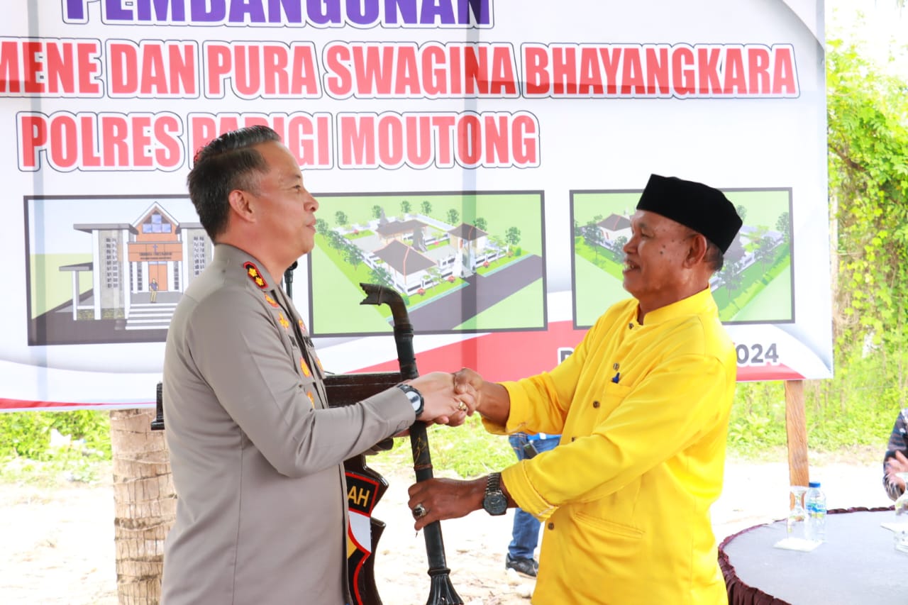 Kapolres Parimo Diberi Penghargaan Benda Pusaka Oleh Dewan Hadat Patanggota Parigi