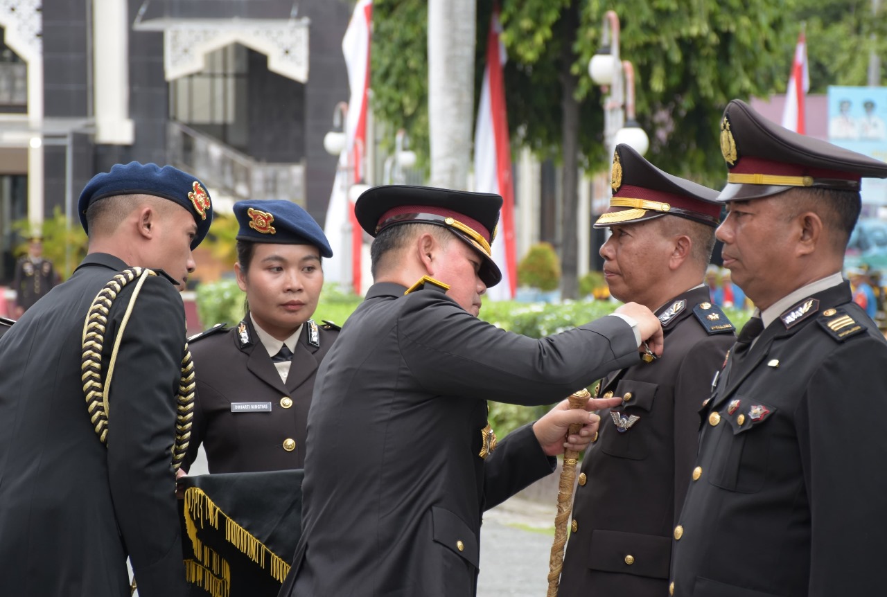 Kapolda Sulteng Berikan Penghargaan Bintang Bhayangkara Nararia Kepada 2 Personelnya
