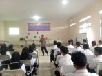 Kapolsek Kasimbar Sosialisasikan Dampak Penyalagunaan Narkoba Kepada Peserta MPLS SMKN I Kasimbar