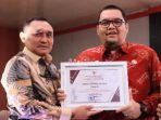 Raih Predikat Terbaik I, Pemda Parimo Terima Penghargaan Konvergensi Percepatan Penurunan Stunting dari Pemprov Sulteng