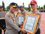 Kapolda Sulteng Berikan Penghargaan Anggota Polri dan Masyarakat Berprestasi