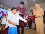 Realisasikan Program 100 Hari Kerja, Bupati dan Wabup Bagikan Seragam Sekolah Gratis