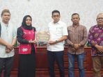 KPU Serahkan Sisa Anggaran Pilkada Senilai Rp1,63 Miliar ke Bupati Parimo