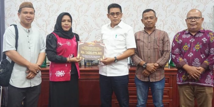 KPU Serahkan Sisa Anggaran Pilkada Senilai Rp1,63 Miliar ke Bupati Parimo