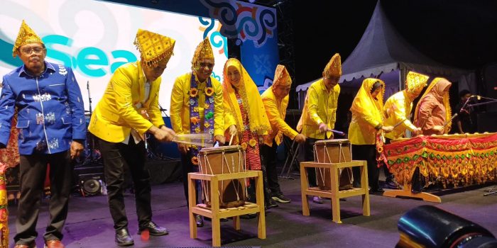 Gubernur Anwar Hafid Resmikan FTT 2025, Tegaskan Penguatan Jalur Wisata dan UMKM
