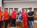 Abdul Sahid Wakili Ketua ASIAFI Serahkan Jersey kepada Jurnalis Parigi FC